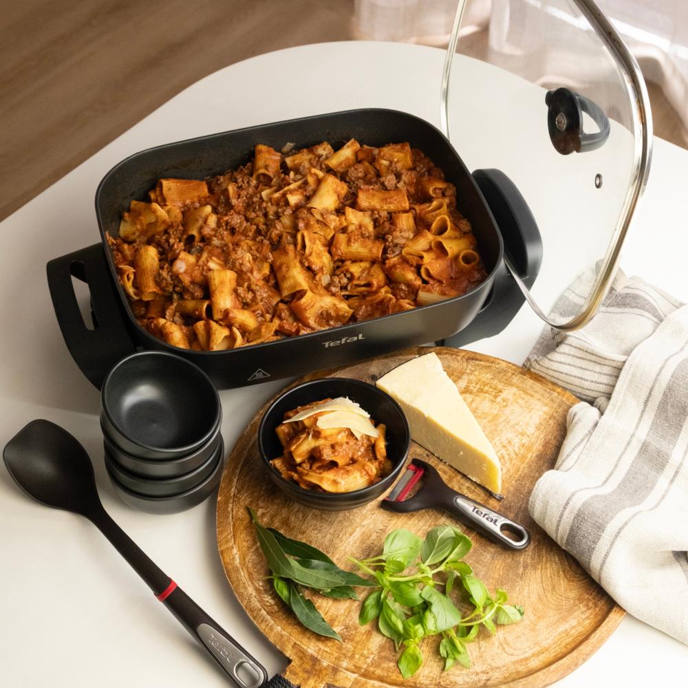 Electric Frypan with lid holder filled with bolognaise - MyHouse