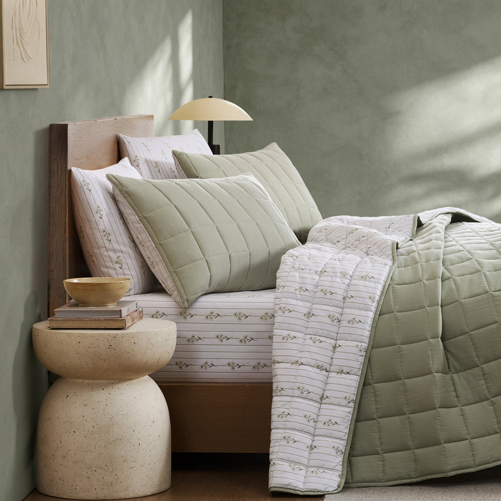 Ardor Bouquet Reversible Coverlet Set Queen / King