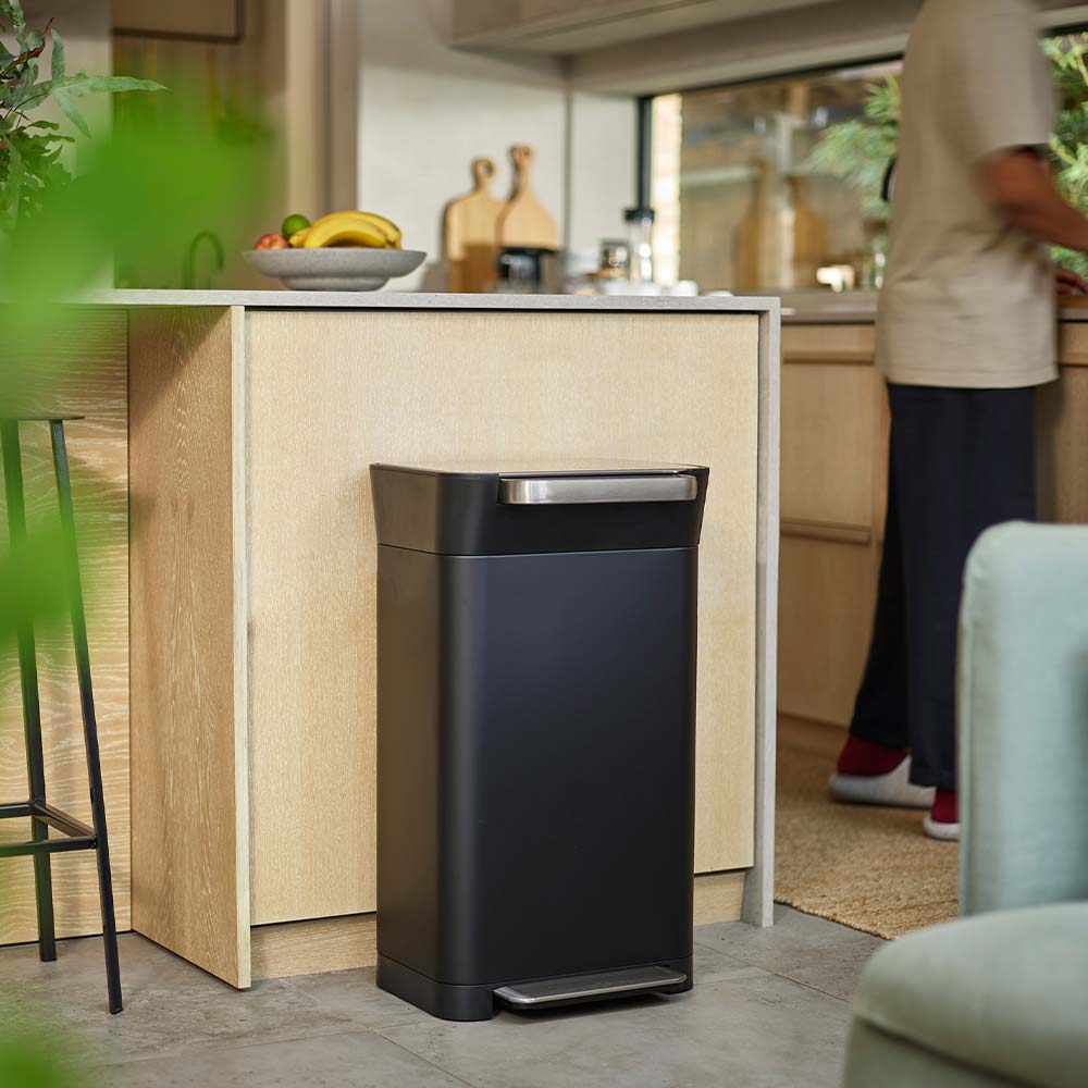 Joseph Joseph Titan 30L Trash Compactor Carbon Black