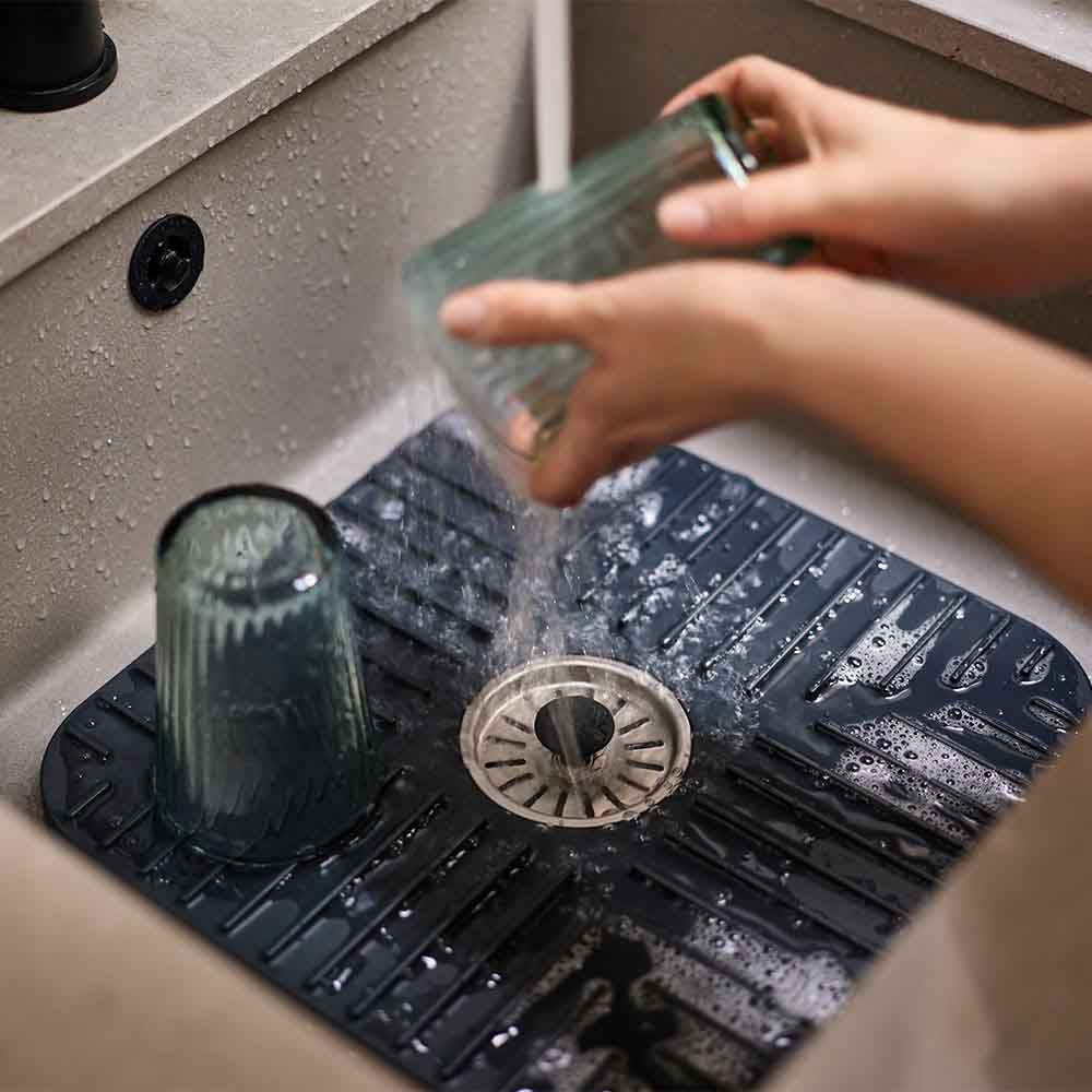 Joseph Joseph SinkShield Sink Mat With Draining Plug