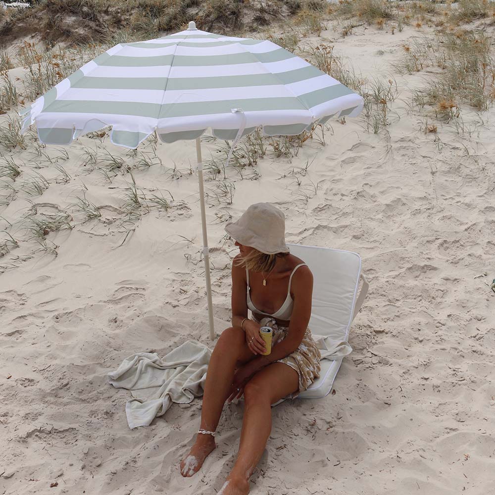 SUNNYLiFE Compact Beach Umbrella green